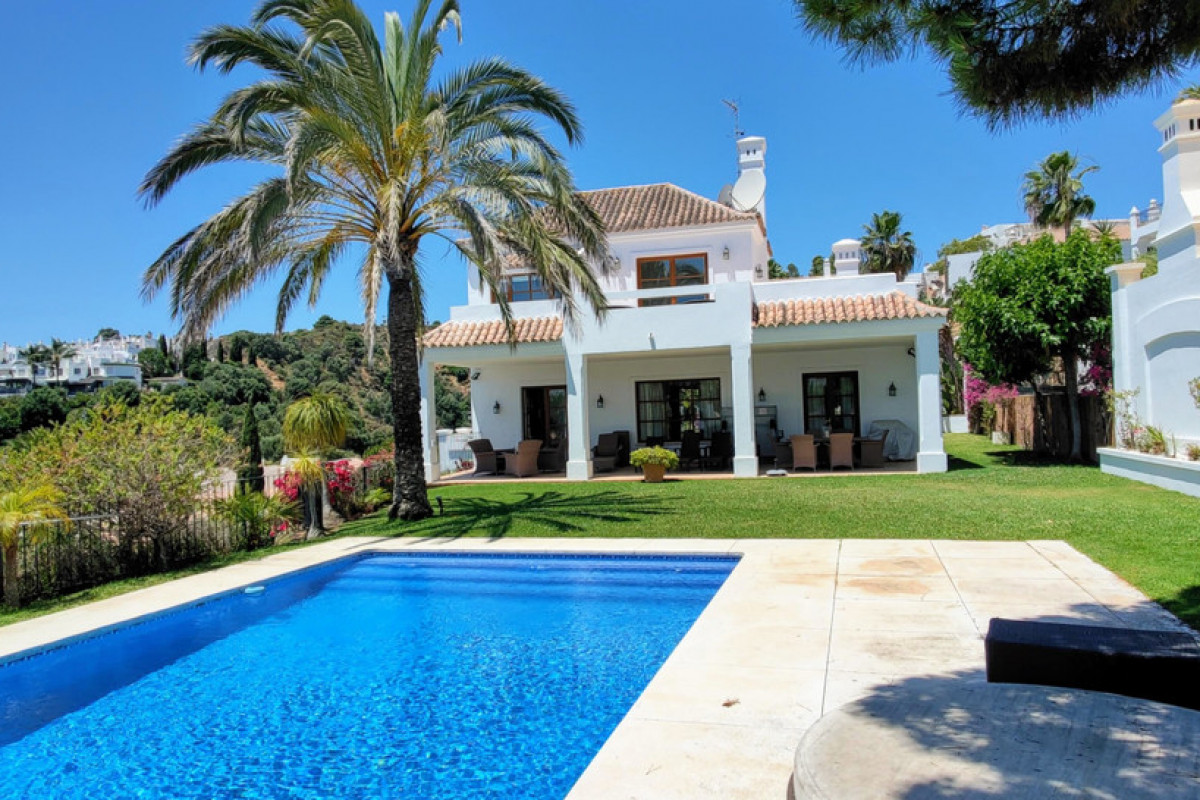 Qlistings - Villa in Estepona, Costa del Sol Property Image